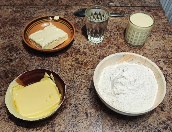 Conjunto de ingredientes para pastel en la mesa —  Fotos de Stock