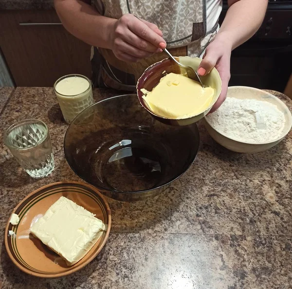 Cukrář vyndá máslo na dort z talíře — Stock fotografie