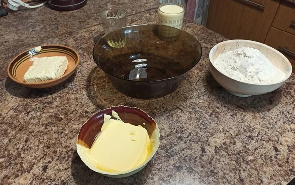 Conjunto de ingredientes para pastel en la mesa —  Fotos de Stock