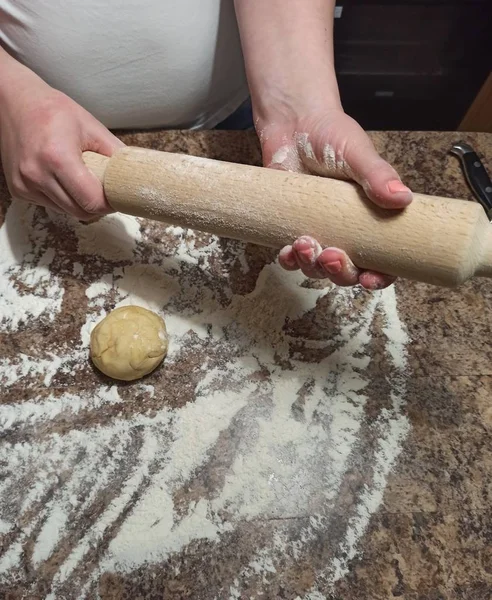 Femme confiseur frottis farine sur rouleau à pâtisserie — Photo