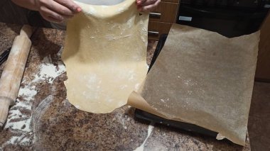 Kadın pastacı, hamuru elinde tutuyor.