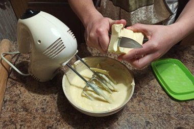 Şekerci pasta için tereyağı keser.