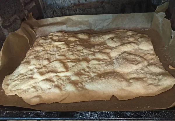 Capa de pastel en la bandeja en el horno — Foto de Stock