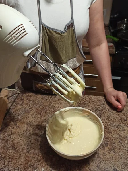 Femme tenir mélangeur sur bol avec crème pour gâteau — Photo