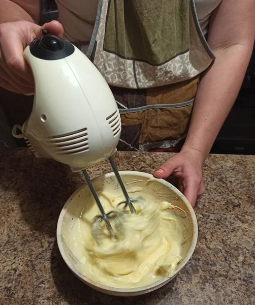 Konfektyrblandning grädde för tårta med mixer — Stockfoto