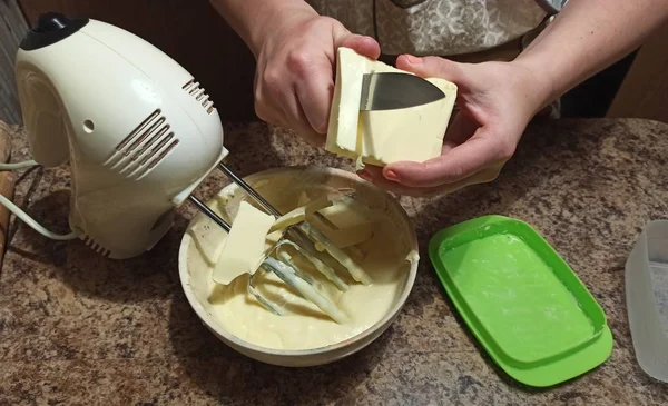 Konditor schneidet Butter für Sahne für Kuchen — Stockfoto