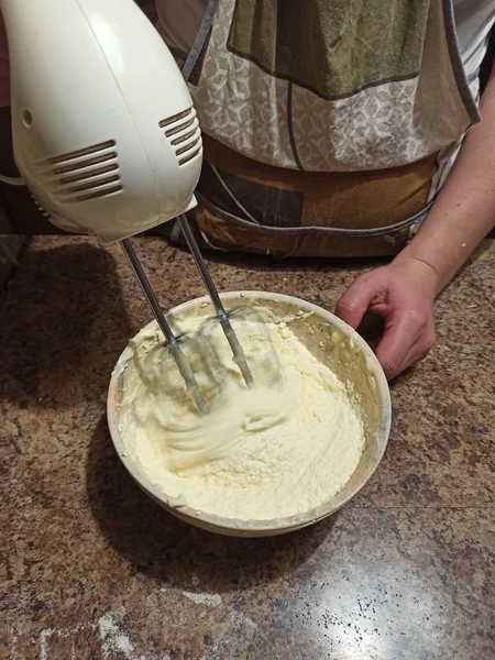 Frau mixt Sahne in Schüssel mit Mixer für Kuchen — Stockfoto