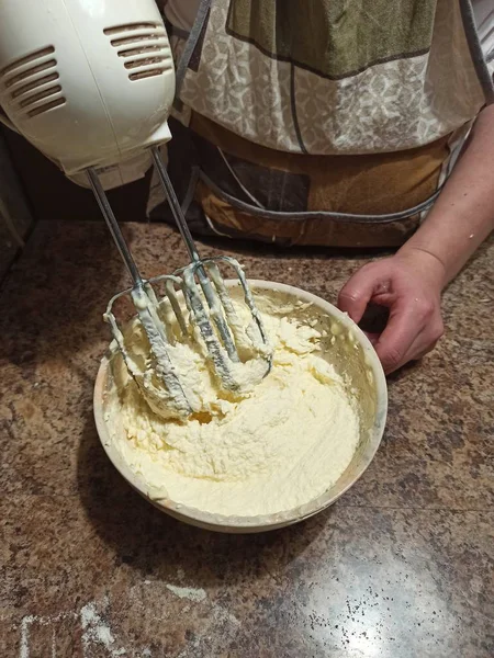Frau mixt Sahne in Schüssel mit Mixer für Kuchen — Stockfoto