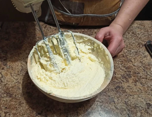 Frau mixt Sahne in Schüssel mit Mixer für Kuchen — Stockfoto