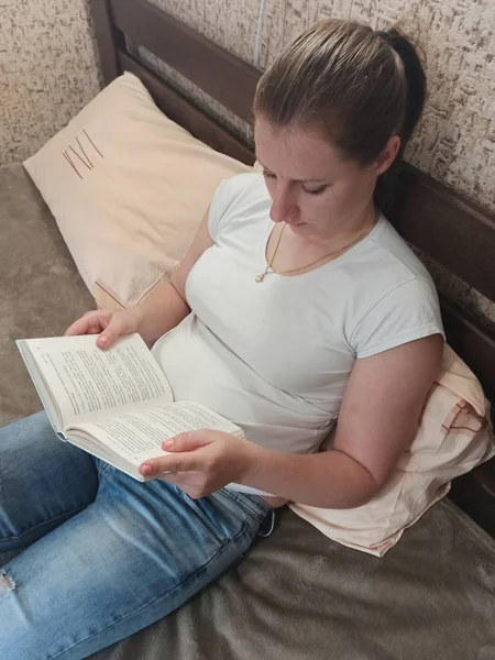 Ευρωπαϊκή γυναίκα διαβάσει το βιβλίο στο κρεβάτι — Φωτογραφία Αρχείου