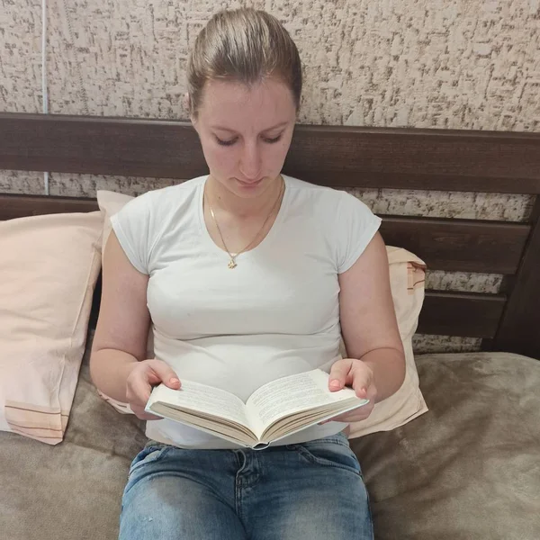 Ευρωπαϊκή γυναίκα διαβάσει το βιβλίο στο κρεβάτι — Φωτογραφία Αρχείου