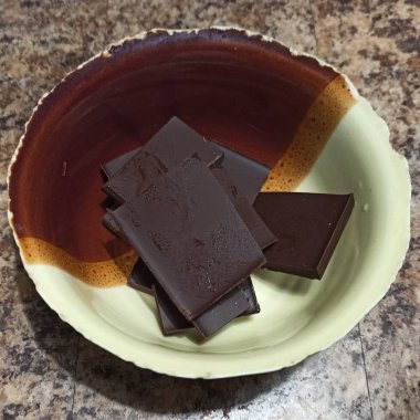 Mutfak masasında çikolata var.