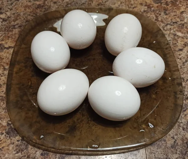 Assiette avec œufs sur la table de cuisine — Photo