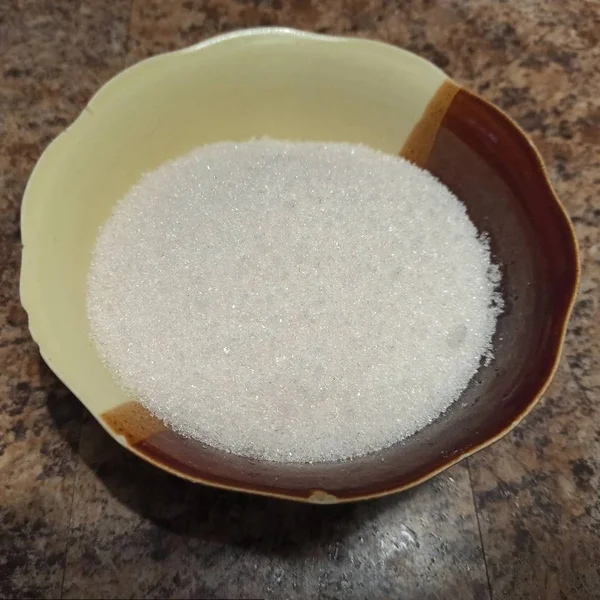 Sugar in plate on kitchen table — Stock Photo, Image