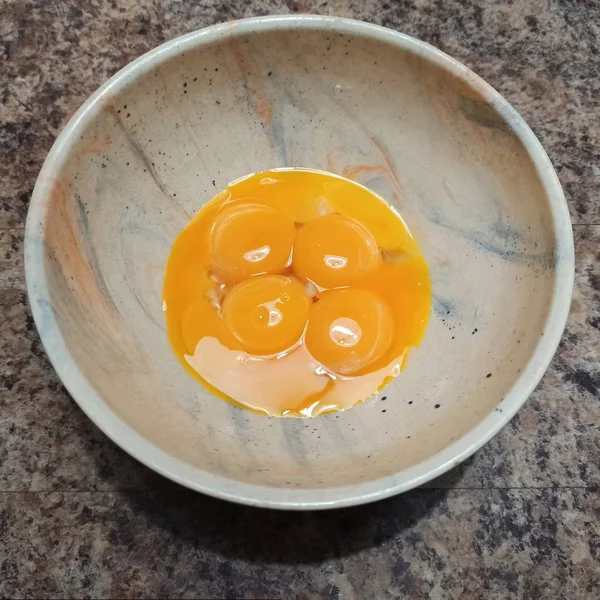 Żółtka jaj w misce na stole kuchennym — Zdjęcie stockowe