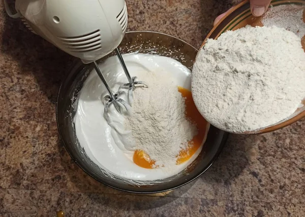 Confiseur verser la farine au bizet dans un bol — Photo