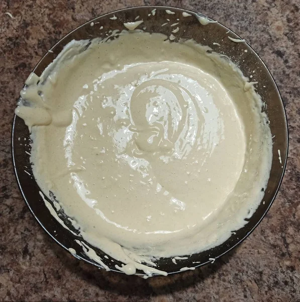 Herbatnik na ciasto w misce na stole kuchennym — Zdjęcie stockowe