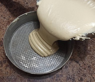 Şekerci kek kutusuna kek doldurur.