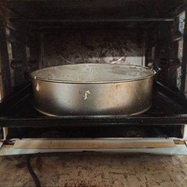 Ev mutfağındaki kek tenekesi.