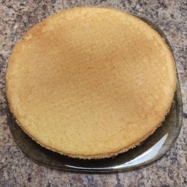 kek hamuru mutfak masasında tabakta