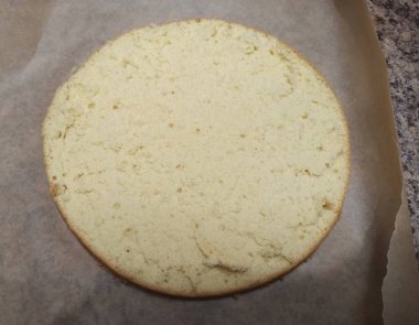 Mutfak masasındaki folyoda pasta tabakası