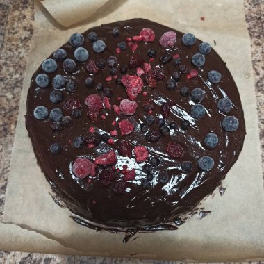 Mutfak masasında böğürtlenli pasta