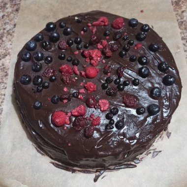 Mutfak masasında böğürtlenli pasta