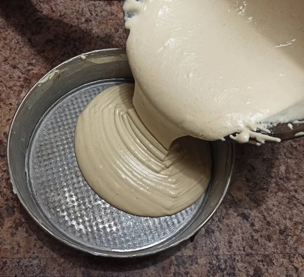 Konditor gießt Keks in Kuchenform für Kuchen — Stockfoto