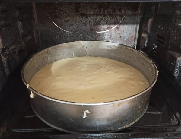 Stoer in taartvorm in oven op woonkeuken — Stockfoto