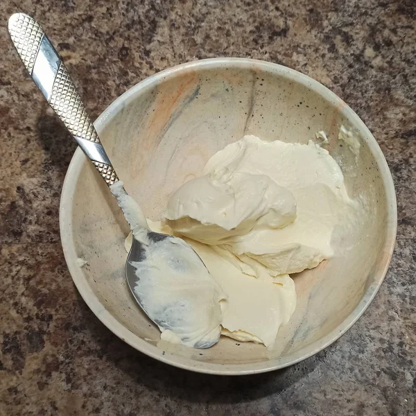 Crème sure avec cuillère dans un bol pour gâteau de boulangerie — Photo