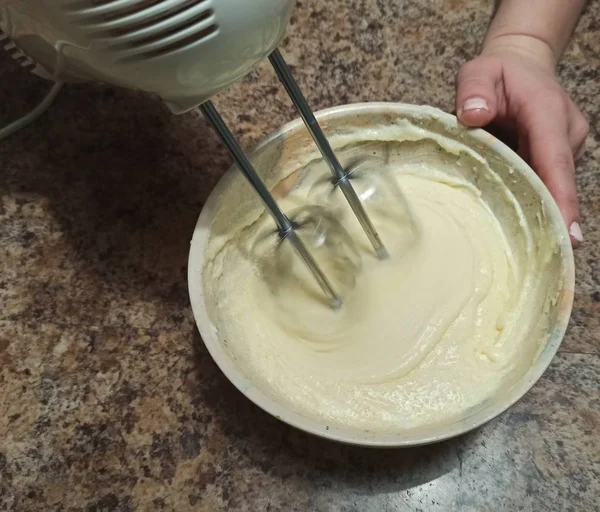 Crema de mezcla de mujer con mezclador en un tazón —  Fotos de Stock