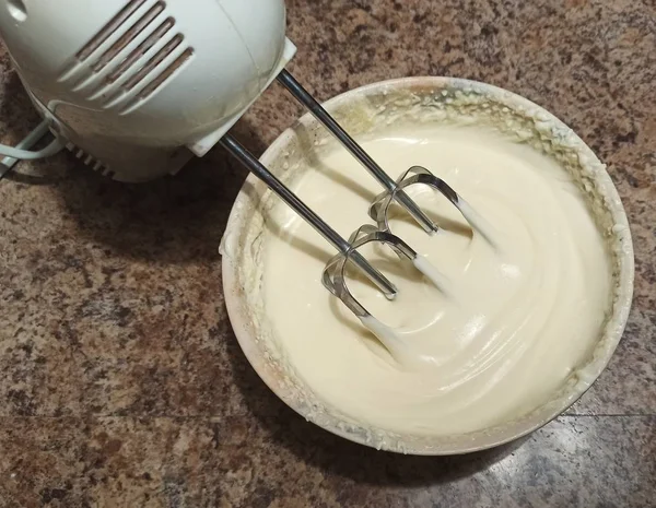 Mixer in bowl with cream for cake — 스톡 사진