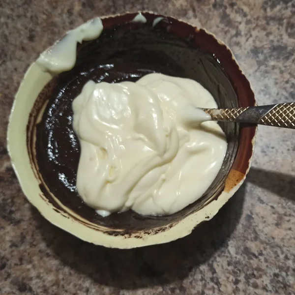 Bowl with chocolate, cream and spoon for cake — 스톡 사진