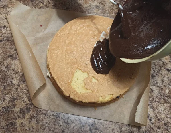 Pastelero verter el chocolate en la torta — Foto de Stock