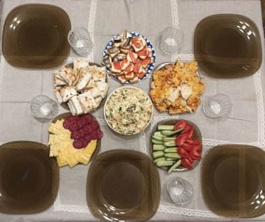 Masada yemek takımı ve çatal bıçak takımı var.