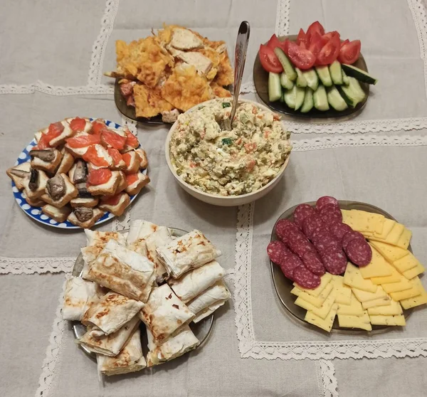 Conjunto de platos de vacaciones en la mesa —  Fotos de Stock