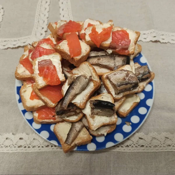 Panini con caviale rosso e spratti sul piatto — Foto Stock