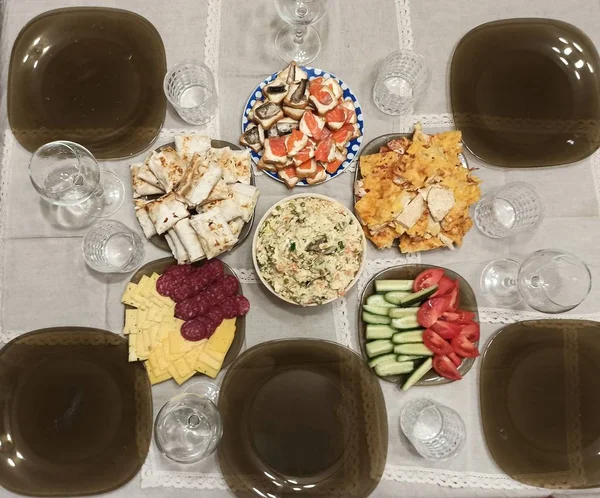 Conjunto de platos de vacaciones y cubiertos en la mesa —  Fotos de Stock