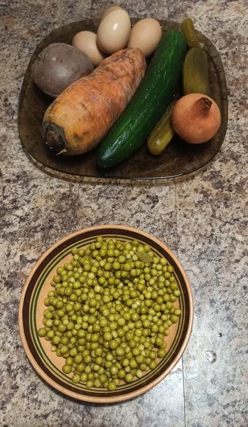 キッチンテーブルの皿の上のサラダの材料 — ストック写真