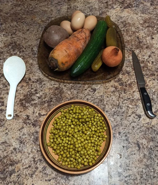 Ingredientes para ensalada y cubiertos en la mesa de la cocina —  Fotos de Stock