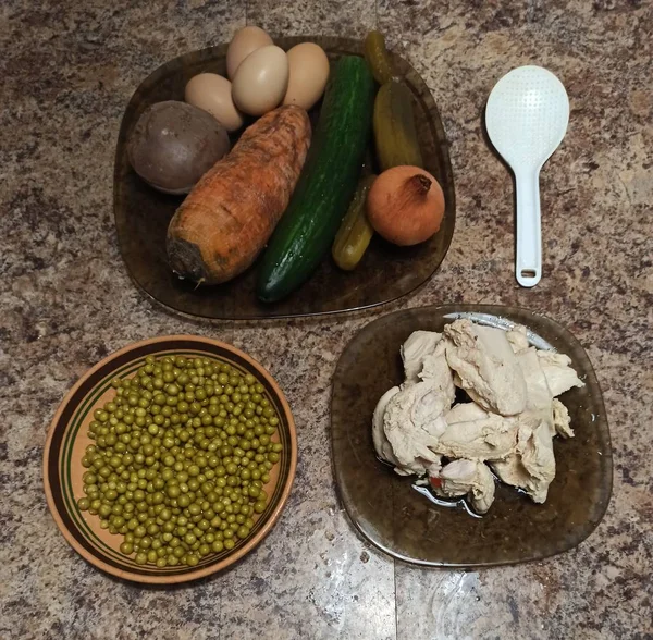 Ingredientes para ensalada y cubiertos en la mesa de la cocina —  Fotos de Stock