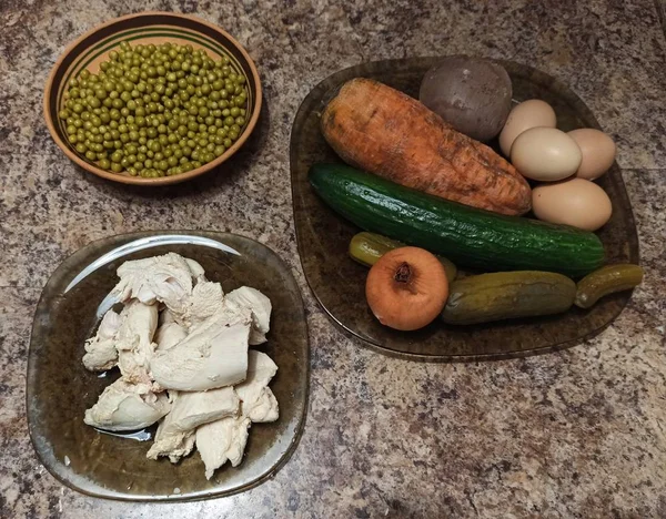 Ingredienti per insalata su piatti su tavolo di cucina — Foto Stock