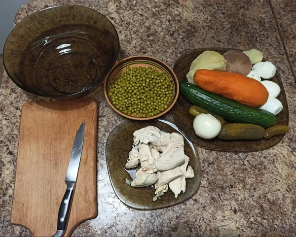 Ingrédients pour salade et couverts sur la table de cuisine — Photo