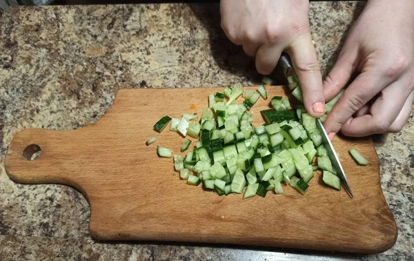 Mujer cocinar pepino cortado en la tabla de cortar —  Fotos de Stock