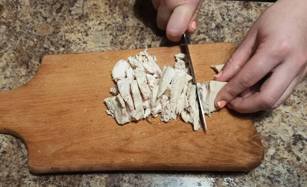 Woman cook cut meat on chopping board — Stock Photo, Image