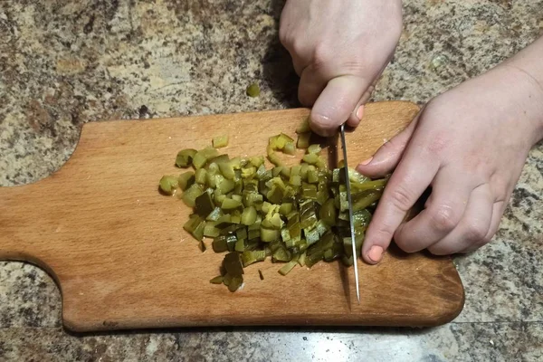 Nő szakács vágott uborka vágódeszka — Stock Fotó