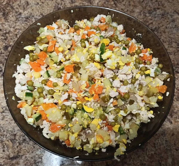 Tigela com salada russa na mesa da cozinha — Fotografia de Stock