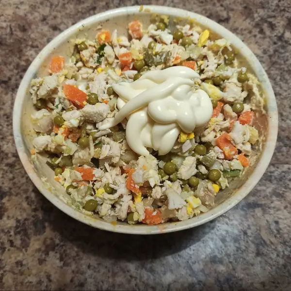 Tigela com salada russa e maionese na mesa — Fotografia de Stock