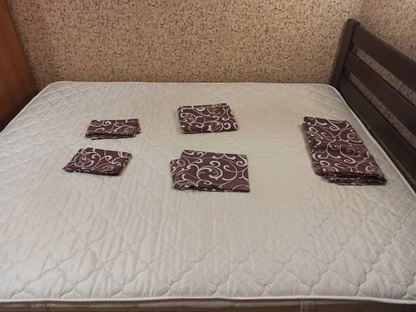Conjunto de ropa de cama en la cama en el dormitorio — Foto de Stock