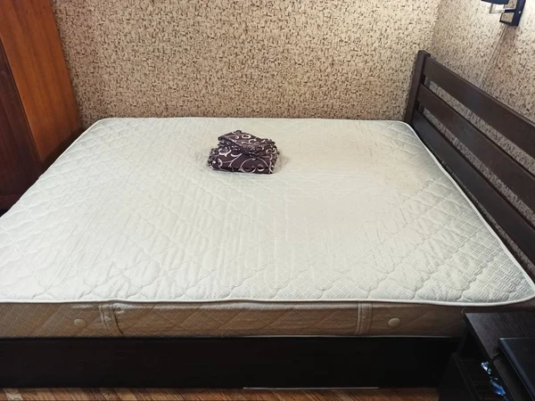 Набір постільної білизни на ліжку в спальні — стокове фото